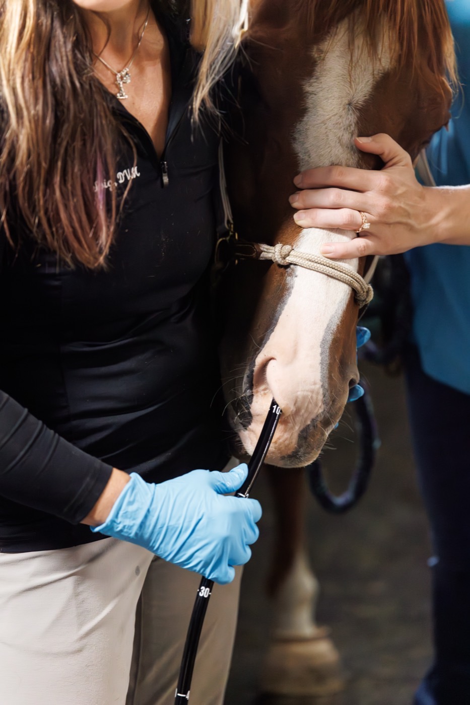 Feeding the depth-marked endoscope tube during an airway examination